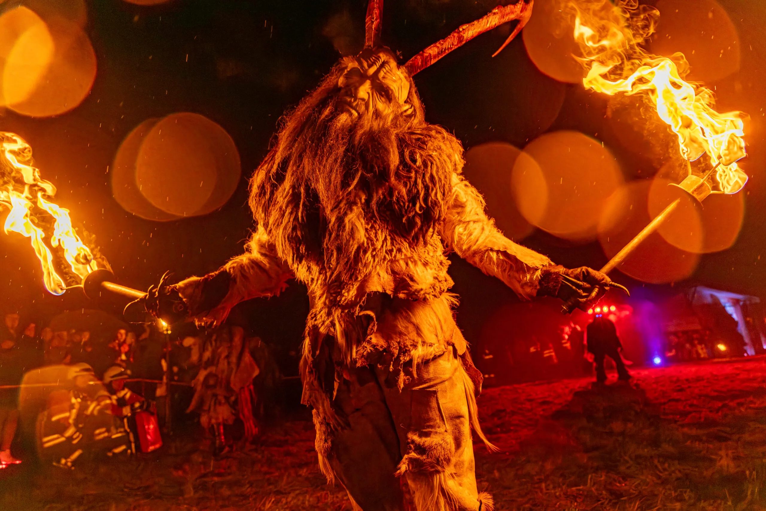 Foto eines Krampus mit Feuer bei einer Sonderfahrt der Schiffe