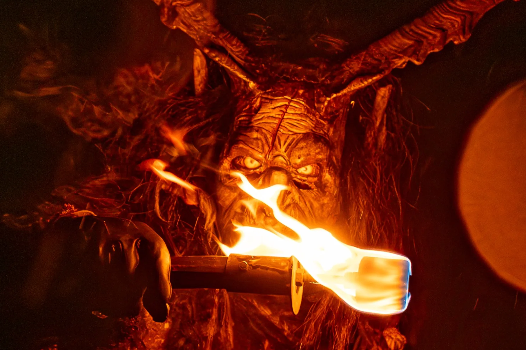 Foto eines Krampus bei der Rauhnachtsfahrt mit Feuer